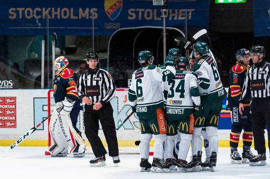 Färjestads Per Åslund jublar med lagkamrater