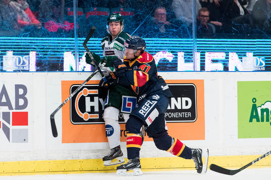 Djurgårdens Alexander Falk tacklar Färjestads Michael