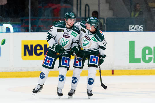 Färjestads Sebastian Erixon gratulerar matchvinnande