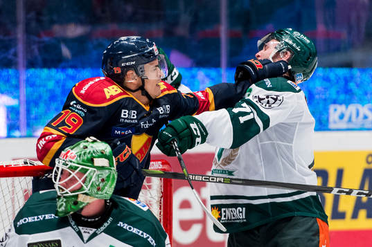 Djurgårdens René Bourque delar ut en snyting på
