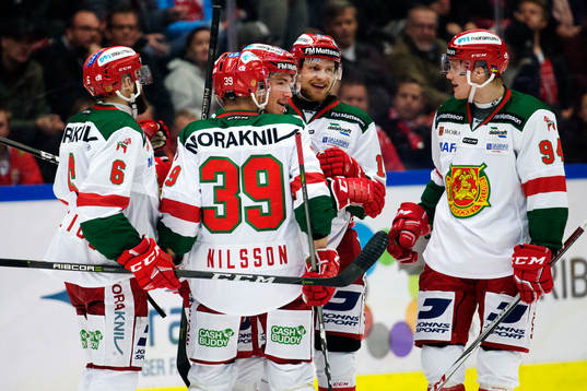 Moras Robin Johansson jublar med Steven Seigo, Jacob