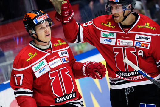 Örebros målskytt Daniel Viksten jublar med Joakim