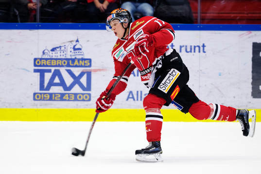 Örebros Daniel Viksten skjuter