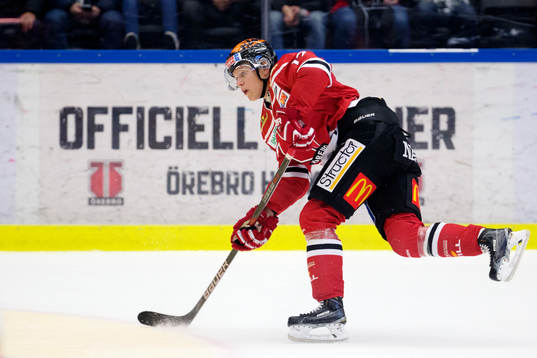 Örebros Daniel Viksten skjuter