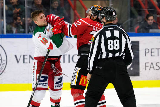 Moras Mathias Bromé och Örebros Jonathan Andersson i ett