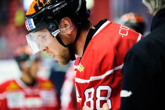 Örebros Viktor Ekbom tas om hand i båset