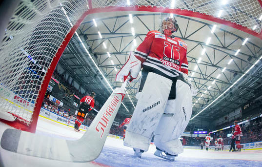 Örebros målvakt Eero Kilpeläinen deppar