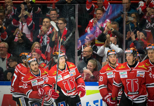Örebros Joakim Andersson jublar framför fansen