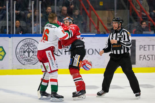 Moras Mathias Bromé och Örebros Jonathan Andersson fightas
