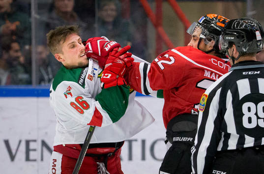 Moras Mathias Bromé och Örebros Jonathan Andersson fightas