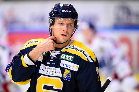 Södertäljes Victor Andersson före ishockeymatchen i