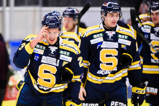 Södertäljes Jonas Liwing jublar