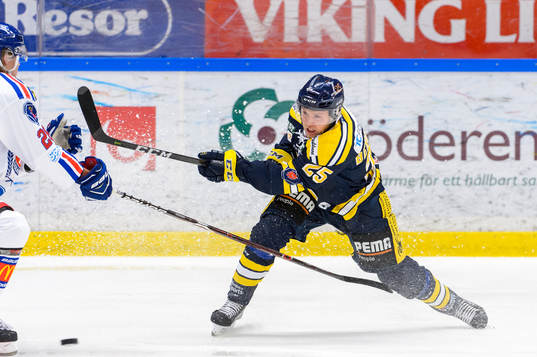 Södertäljes Christopher Bengtsson avlossar ett skott