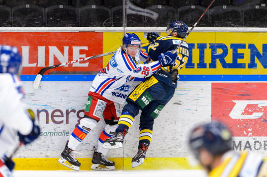 Oskarshamns Tom Hedberg tacklar Södertäljes Henrik Nyberg