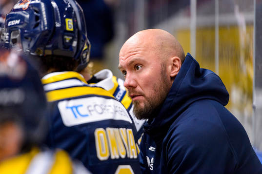Södertäljes Nicklas Grossmann på bänken