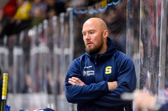 Södertäljes Nicklas Grossmann på bänken