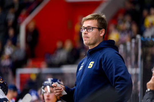 Södertäljes Dennis Bozic ishockeymatchen i