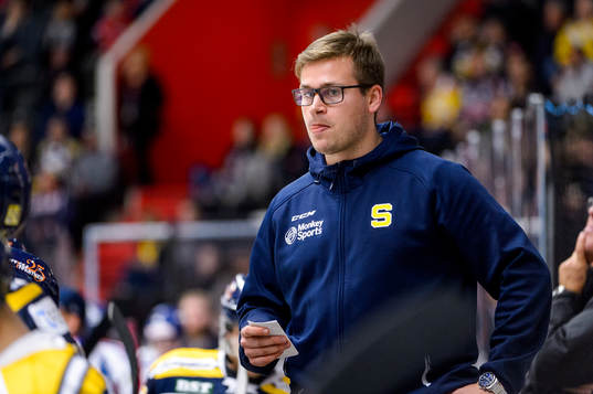 Södertäljes Dennis Bozic ishockeymatchen i