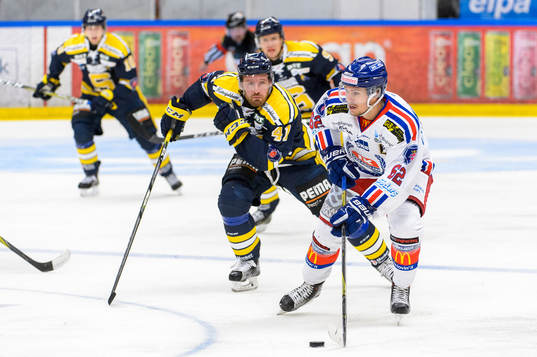 Oskarshamns Manuel Ågren jagas av Södertäljes Stefan