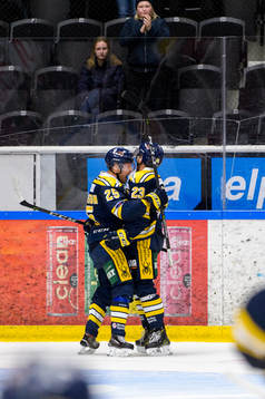 Södertäljes Jonas Liwing jublar