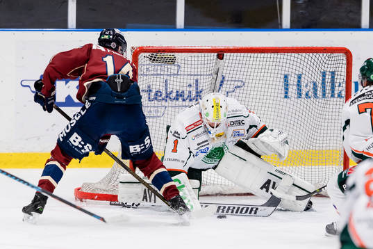 Halmstads Jesper Johansson i friläge med Kristianstads