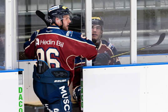 Halmstads Niklas Bunnstedt på väg till utvisningsbåset