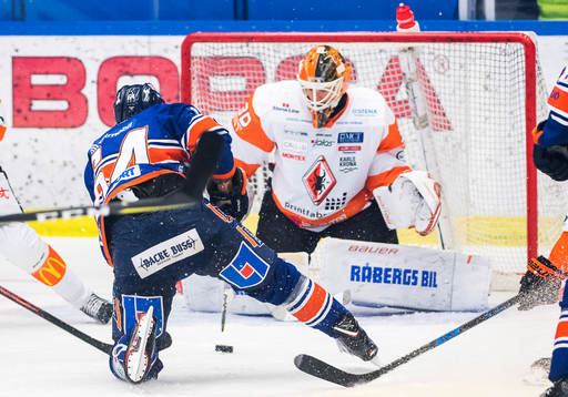 Växjös Eric Martinsson och Karlskronas målvakt Henrik
