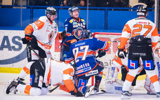 Växjös Tuomas Kiiskinen gör 1-0 och jublar med Martin