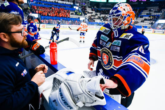 Växjös målvakt Viktor Fasth har problem med utrustning