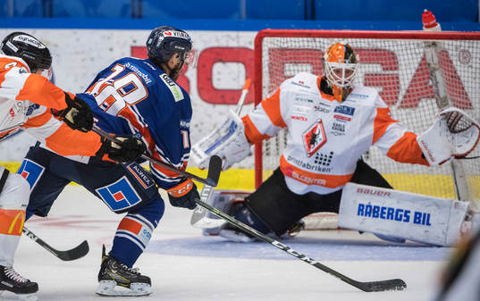 Växjös Andrew Calof och Karlskronas målvakt Henrik