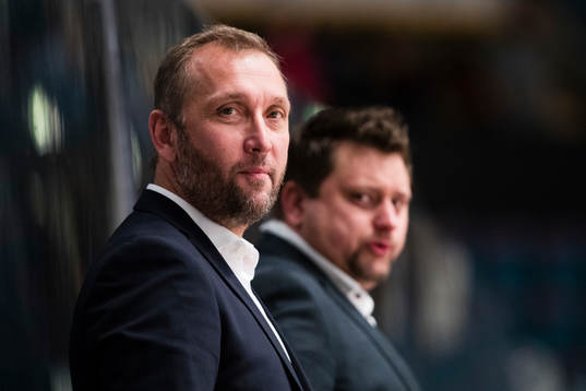 Moras tränare Mattias Karlin och assisterande tränare