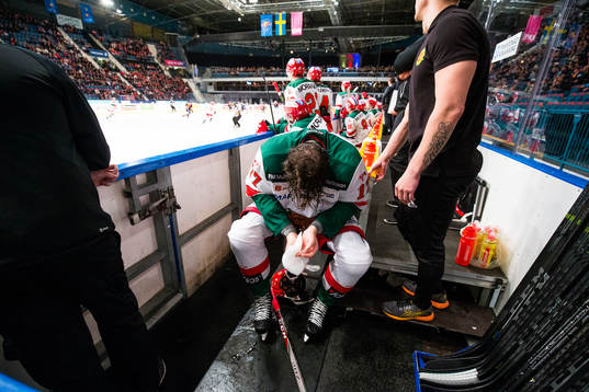 Moras Keaton Ellerby med en ispåse på vänster hand