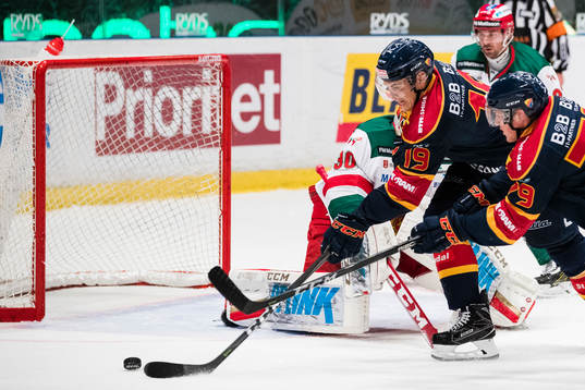 Djurgårdens Rene Bourque icg Patrik Lundh med en målchans