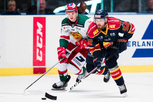 Moras Sebastian Hartmann jagar Djurgårdens Mikael Ahlén