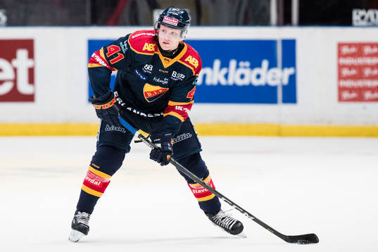 Djurgårdens Alexander Falk med pucken