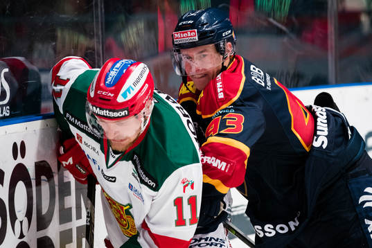Moras Alexander Hilmerson i en närkamp med Djurgårdens