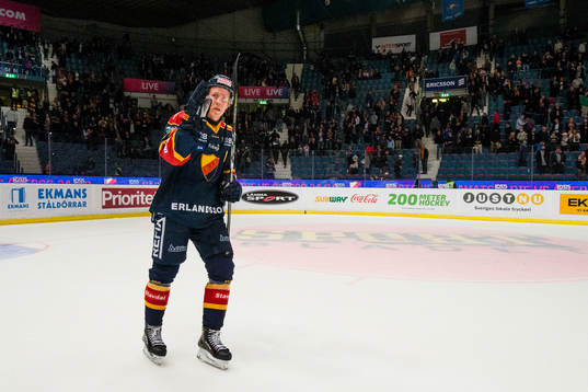 Djurgårdens Andreas Engqvist tackar publiken