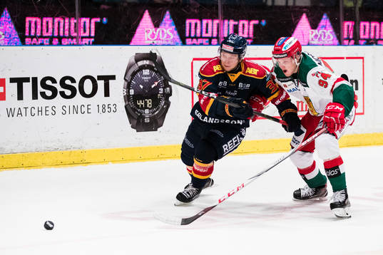 Djurgårdens Jesper Pettersson i kamp om pucken med Moras