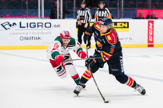 Moras Kristian Jakobsson i ett försök att hindra