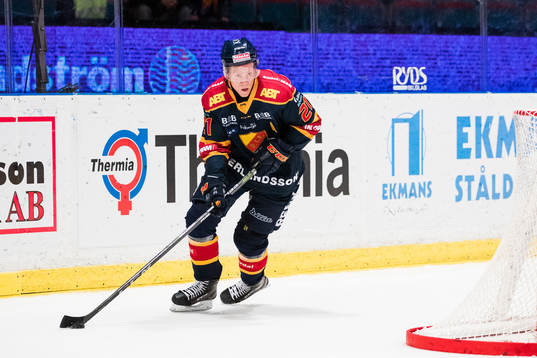 Djurgårdens Andreas Engqvist med pucken