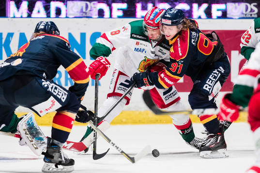 Moras Robin Johansson i kamp om pucken med Djurgårdens
