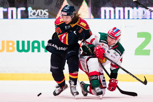 Djurgårdens Axel Jonsson Fjällby i kamp om pucken med