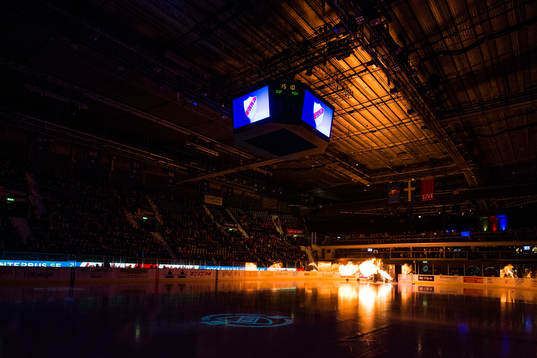 Djurgårdens spelare åker ut på isen innan