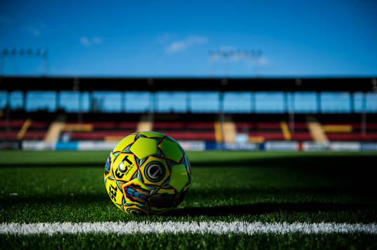 En fotboll väntar på spelarna