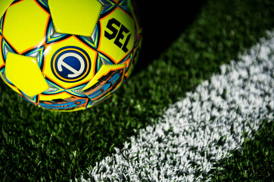 En fotboll väntar på spelarna