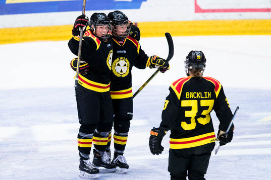 Brynäs Franziska Stocker gör 1-1 och omfamnas av Erica