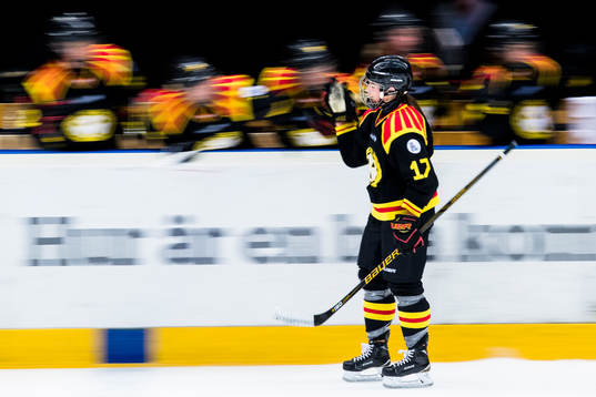 Brynäs Franziska Stocker gör 1-1 och jublar med