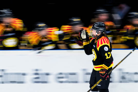 Brynäs Franziska Stocker gör 1-1 och jublar med