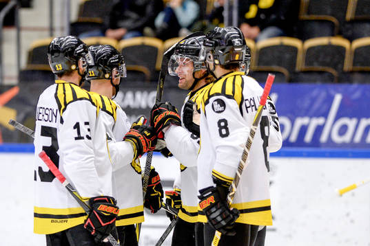 Brynäs Ryan Gunderson jublar med lagkamrater