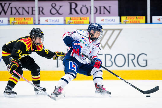 Linköpings Ingrid Morset  jagas av Brynäs Anna Borgqvist